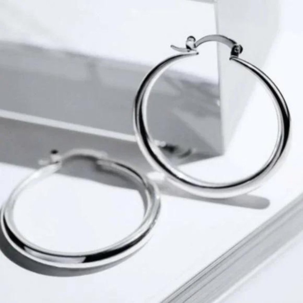 NEW 18K WHITE GOLD 1.5” ROUND HOOP EARRINGS, NICE EARRINGS, CUTE EARRINGS